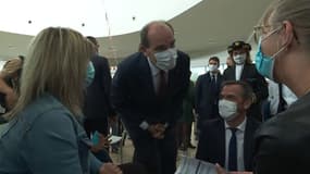 "Et s'il vous montre son épaule, vous faîtes les deux doses ?": Castex ironise aux côtés de Véran face à des Françaises réticentes à la vaccination