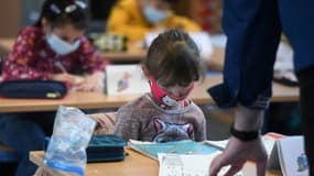 Des écoliers portent un masque de protection en classe, dans une école primaire de Dortmund, le 22 février 2021 en Allemagne