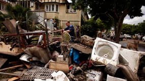 Les opérations de nettoyage ont commencé à Brisbane, la troisième ville d'Australie où commence à se dégager une odeur fétide, même si des quartiers entiers restent sous les eaux. /Photo d'archives/REUTERS/Tim Wimborne