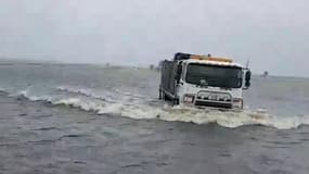 Australie: avec les inondations, ces camions semblent conduire dans la mer
