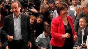 Favoris de la primaire socialiste pour la présidentielle, François Hollande et Martine Aubry prennent des directions opposées, à l'image des autres candidats. A La Rochelle, où se tient l'université d'été du PS, chacun fait la course dans son couloir. /Ph