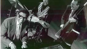 Le pianiste et compositeur de jazz américain Billy Taylor (à gauche), ici avec Winard Harper (au centre) et Chip Jackson. Taylor est décédé mardi à New York d'une crise cardiaque à l'âge de 89 ans. /Photo d'archives/REUTERS/www.billytaylorjazz.com/Jimmy K