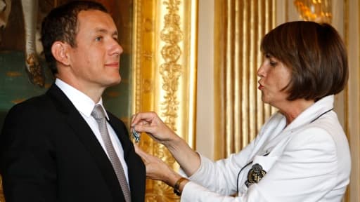 En juin 2008, Dany Boon reçoit l'orde des arts et des lettres des mains de Christine Albanel, alors ministre de la Culture.