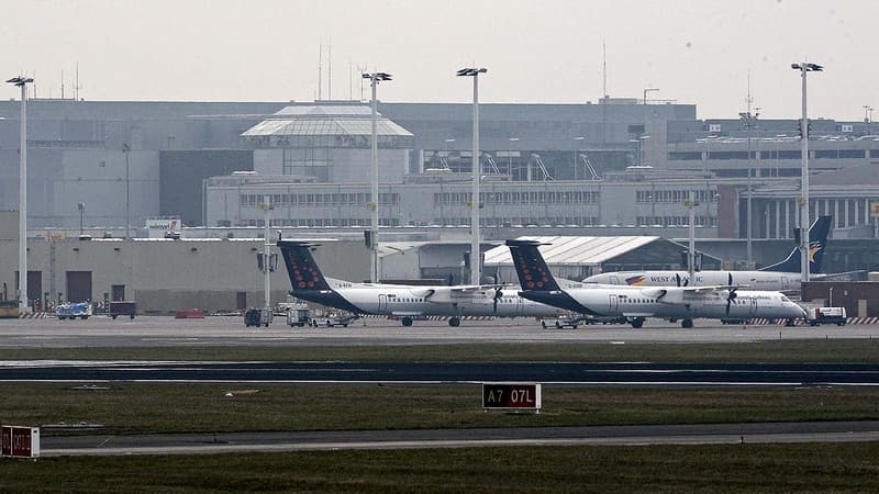 Le tarmac de l'aéroport de Bruxelles est immobile après une double explosion tôt dans la matinée du 22 ars 2016.