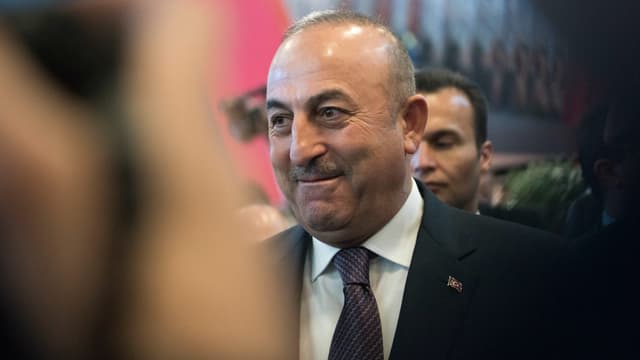 Le ministre turc des Affaires étrangères est attendu dimanche en France, à Metz, après avoir été refoulé des Pays-Bas samedi.