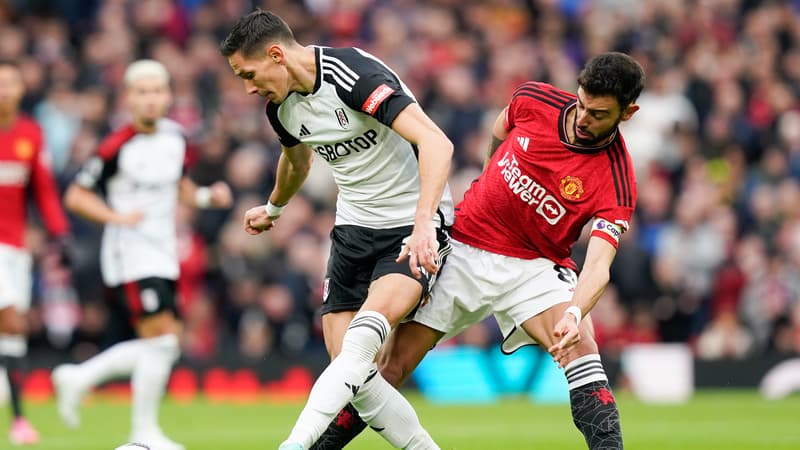 Sasa Lukic et Bruno Fernandes lors d'un match Manchester United-Fulham, le 24 février 2024