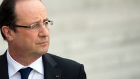 François Hollande pointe l'importance de privilégier le dialogue avec la Russie avant d'envisager des sanctions.