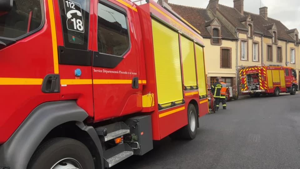Les pompiers, déployés à Bretoncelles (Orne) après la mort de quatre personnes, dont trois enfants, dans un incendie le 19 octobre 2023.