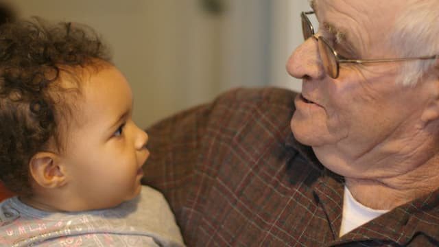 Un grand-père avec son petit-fils. Photo d'illustration