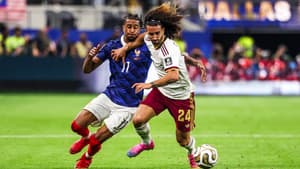 Marc Cucurella prend le dessus sur Michael Olise lors de France-Espagne (0-2, Coupe du monde), le 14 juillet 2026