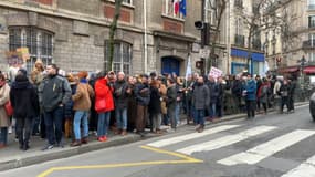 Les manifestants devant une école du 11e arrondissement de Paris le 11 février 2025 contre les restrictions de moyens