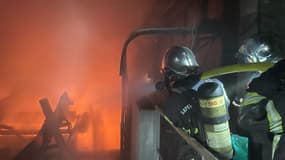 Un incendie s'est déclaré ce samedi soir dans un bâtiment de traitement de déchets à Nice. 