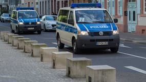 Deux fourgons de la police allemande.