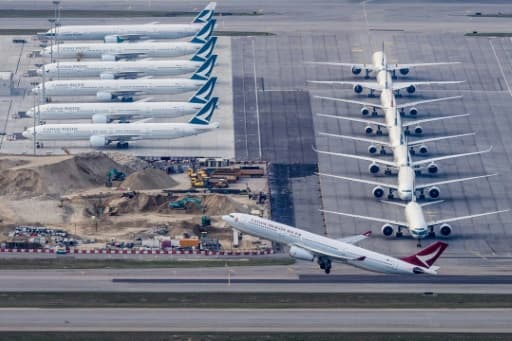 Un avion de la compagnie Cathay Dragon s'envole depuis l'aéroport de Hong Kong, le 10 mars 2020 Un avion de la compagnie Cathay Dragon s'envole depuis l'aéroport de Hong Kong, le 10 mars 2020