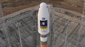 Le décollage de la fusée Soyouz qui doit mettre en orbite deux satellites de Galileo, le programme de "GPS" européen, a été retardé de 24 heures après la découverte d'une anomalie pendant le chargement en carburant, a annoncé jeudi Arianespace. /Photo pri