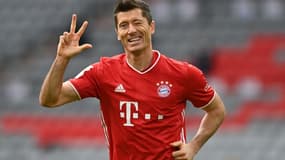 La joie de l'attaquant polonais du Bayern Munich, Robert Lewandowski, après son triplé contre l'Eintracht Frankfort, lors de leur match de Bundesliga, le 24 octobre 2020 à Munich