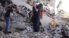 A Amatrice, les secours s'activent pour tenter de retrouver des personnes vivantes sous les décombres