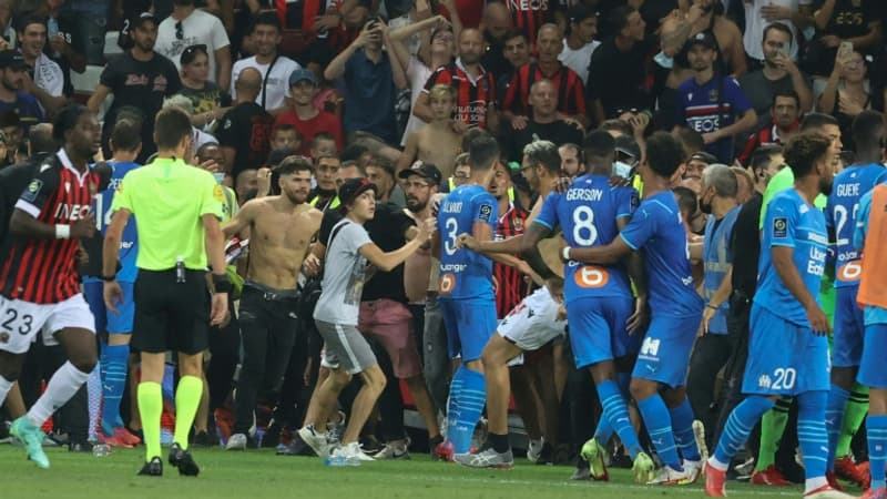 Des supporters envahissent le terrain lors du match a domicile de Nice face a Marseille le 22 aout 2021 a l Allianz Riviera 1088570