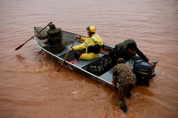 Une équipe de secours recherche des victimes à Porto Alegre, dans l'État de Rio da Grande do, au Brésil, le 4 mai 2024.