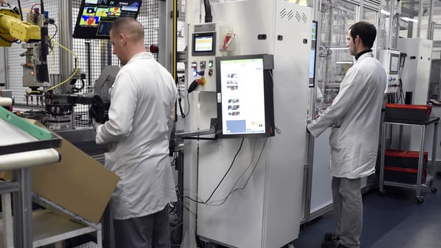 La direction de Valeo dit s'engager "à ne pas lancer de procédure visant à fermer définitivement un établissement du groupe en France dans les 24 mois suivant la signature" de l'accord".