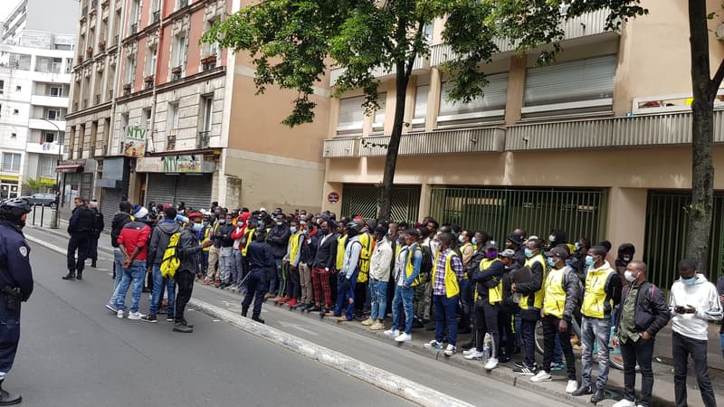150 livreurs sans papier de Frichti manifestent à Paris pour réclamer leur régularisation