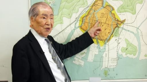 Sunao Tsuboi, 90 ans, survivant du bombardement atomique de Hiroshima, montre le 9 juillet 2015 sur une carte l'endroit de la ville sur lequel s'est produite l'explosion