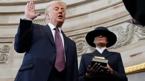 Le président américain Donald Trump prête serment lors des cérémonies d'investiture dans la rotonde du Capitole des États-Unis, le 20 janvier 2025 à Washington, DC.