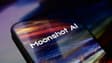 Le logo de Moonshot AI s'affiche sur l'écran d'un smartphone posé sur une surface réfléchissante, sur laquelle est projeté un visuel promotionnel coloré du modèle Kimi K3, à Créteil (France), le 17 juillet 2026