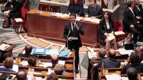 Le Premier ministre Manuel Valls défend à l'Assemblée nationale  sa proposition critiquée de modification de la constitution qui inclue la déchénace de nationalité, le 9 février 2016, la veille du vote de la loi.