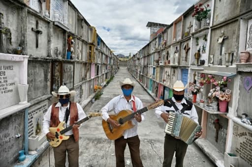Les chanteurs Roberto Maldonado (g) Humberto Montès (c) et Israel Mundo (d) au cimetière de Ciudad Nezahualcóyotl, attendent, le 3 juin 2020 des familles qui leur demanderaient de chanter lors de l'enterrement de leurs proches Les chanteurs Roberto Maldonado (g) Humberto Montès (c) et Israel Mundo (d) au cimetière de Ciudad Nezahualcóyotl, attendent, le 3 juin 2020 des familles qui leur demanderaient de chanter lors de l'enterrement de leurs proches