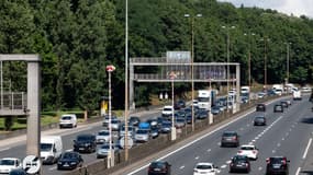 Des automobilistes roulent sur l'autoroute A6, également connue sous le nom d'"autoroute du soleil", près de Lyon, le 13 juillet 2017. (Illustration)
