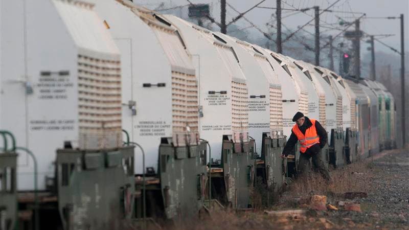 Les militants antinucléaires ont dénoncé jeudi soir la décision prise par les autorités de stopper le train convoyant des déchets nucléaires à destination de l'Allemagne en gare de Rémilly, près de Metz (Moselle). /Photo prise le 24 novembre 2011/REUTERS/