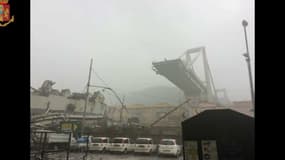 Une importante portion d'un des nombreux aqueducs autoroutiers surmontant la ville s'est effondrée ce matin à Gênes