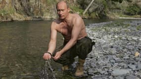Vladimir Poutine s'affiche en aventurier, dans une partie de pêche en rivière, en 2007.