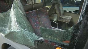 L'état du bus, complètement saccagé, témoigne de la violence de l'assaut.