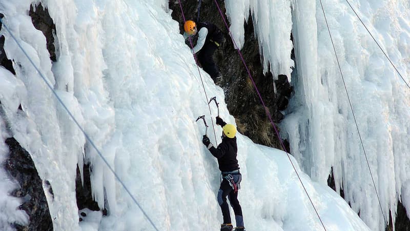 Des glaciéristes au cirque de Troumouse, dans les Pyrénées.