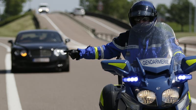 Des gendarmes en intervention sur la route