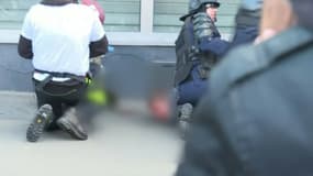 Le jeune homme interpellé et frappé par un policier samedi à Paris nie la version des faits livrée par les autorités