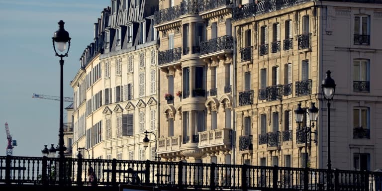 Des immeubles d'habitation sur l'île Saint-Louis à Paris, le 17 juillet 2014