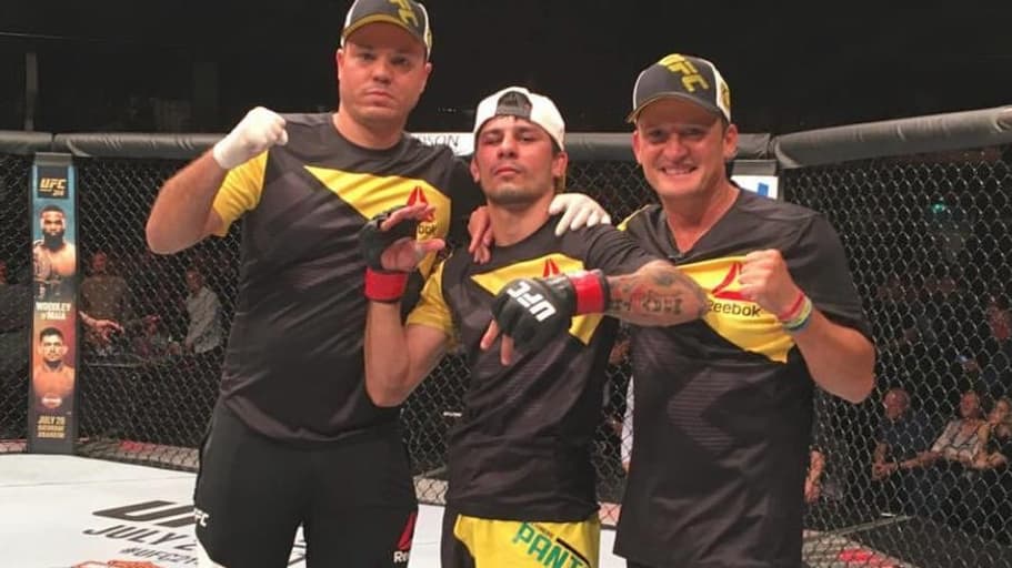 Daniel Woirin (à droite) avec Alexandre Pantoja (au centre) après sa victoire à l'UFC contre Neil Seery en juillet 2017 en Ecosse Daniel Woirin (à droite) avec Alexandre Pantoja (au centre) après sa victoire à l'UFC contre Neil Seery en juillet 2017 en Ecosse