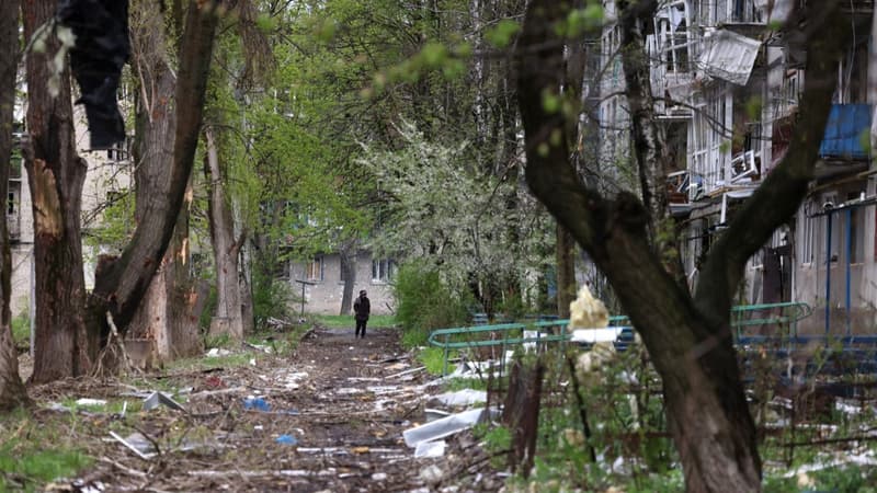 Un habitant dans un quartier résidentiel détruit d'Avdiivka en Ukraine en mars dernier.