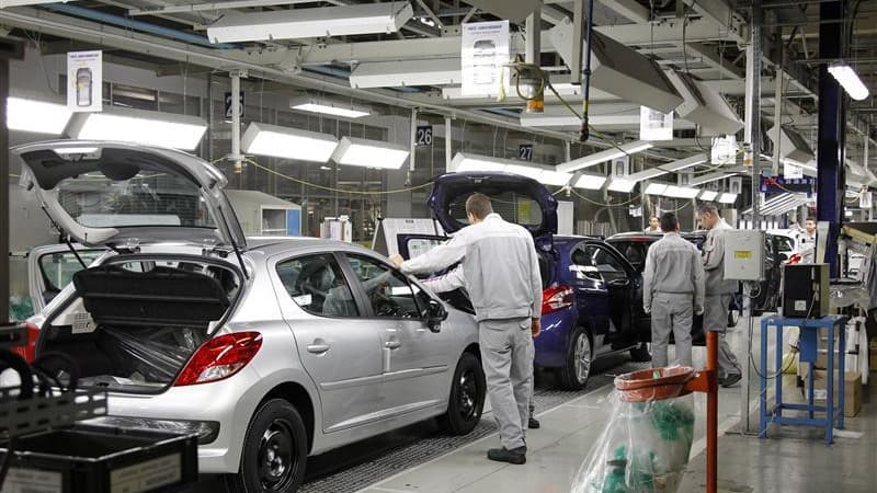 Chaîne d'assemblage dans l'usine de Peugeot à Poissy. Selon deux responsables syndicaux, PSA Peugeot Citroën va annoncer des économies supplémentaires pour 2012 et réduire la production de la Peugeot 208 à l'usine de Poissy, libérant ainsi des capacités e