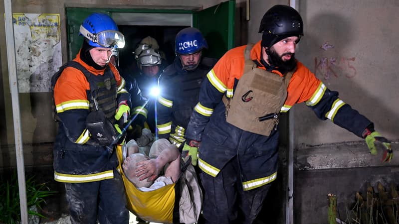 Des sauveteurs transportent un habitant blessé sur une civière après une attaque au missile à Kharkiv le 4 avril 2024,