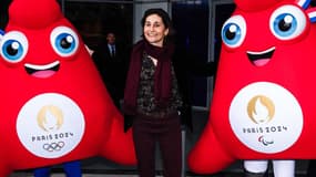 Amélie Oudéa-Castéra avec les mascottes des JO 2024