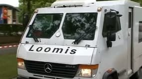 Les braqueurs ont lancé un véhicule en feu sur un fourgon blindé de la société Loomis le 10 août 2013.