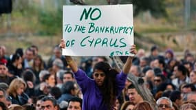 Manifestation d'employés de banques, qui sont toujours fermées ce 25 mars, devant le ministère des Finances à Nicosie.