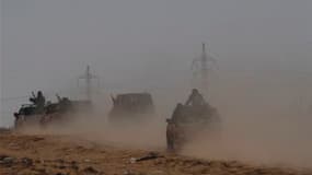 Combattants rebelles battant en retraite à l'est de Brega. Les forces loyales à Mouammar Kadhafi, appuyées par une puissante artillerie, ont repoussé mardi les insurgés à l'est de Brega, au sixième jour de combats pour le contrôle de ce port pétrolier str