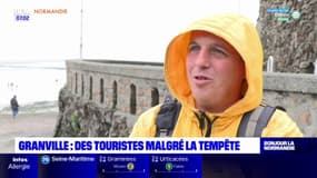 Manche: des touristes malgré la tempête à Granville