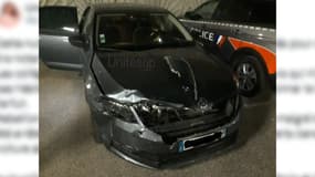 Une voiture ayant percuté un véhicule de police lors d'un refus d'obtempérer à Hyères, le 20 février 2023.