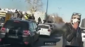 Des policiers ont été attaqués alors qu'ils étaient à bord de leur fourgon, ce samedi, lors de la mobilisation lyonnaise des gilets jaunes